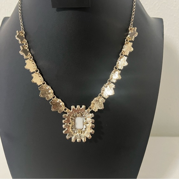 Timeless Elegance Stunning Gold and White Necklace Statement Business - Picture 6 of 8